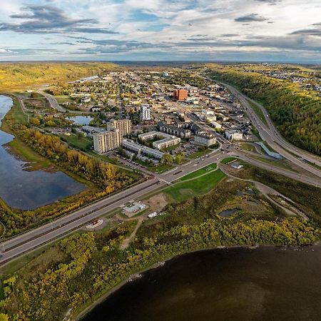 Top Floor Riverfront Condo With Stellar Sunsets! Fort Mcmurray Bagian luar foto