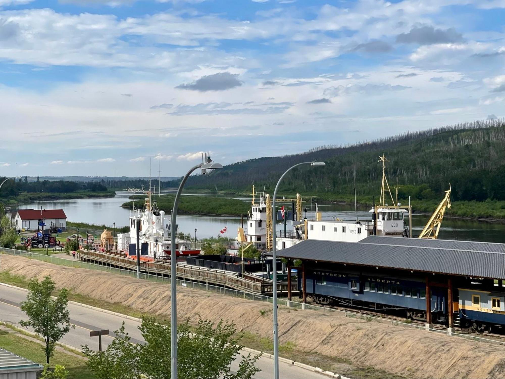 Top Floor Riverfront Condo With Stellar Sunsets! Fort Mcmurray Bagian luar foto