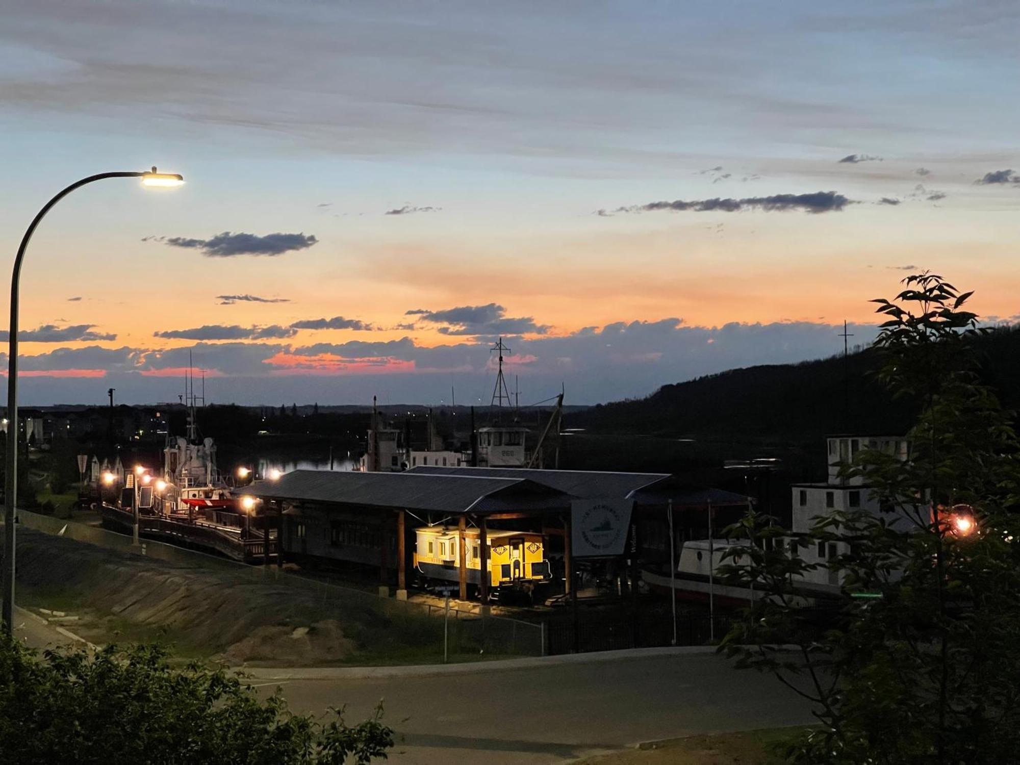 Top Floor Riverfront Condo With Stellar Sunsets! Fort Mcmurray Bagian luar foto