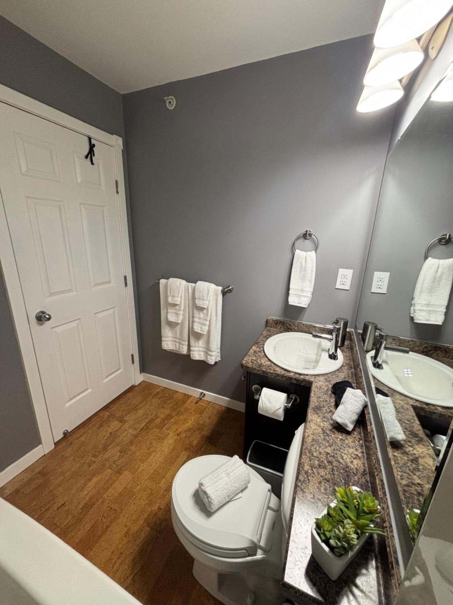 Top Floor Riverfront Condo With Stellar Sunsets! Fort Mcmurray Bagian luar foto