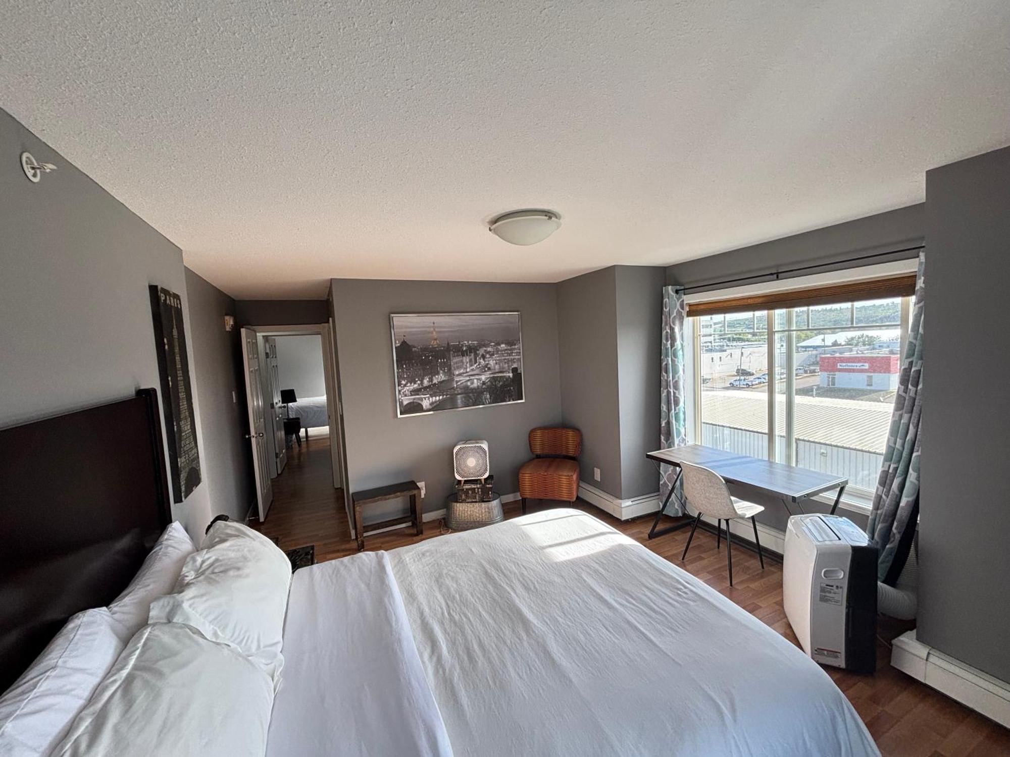 Top Floor Riverfront Condo With Stellar Sunsets! Fort Mcmurray Bagian luar foto