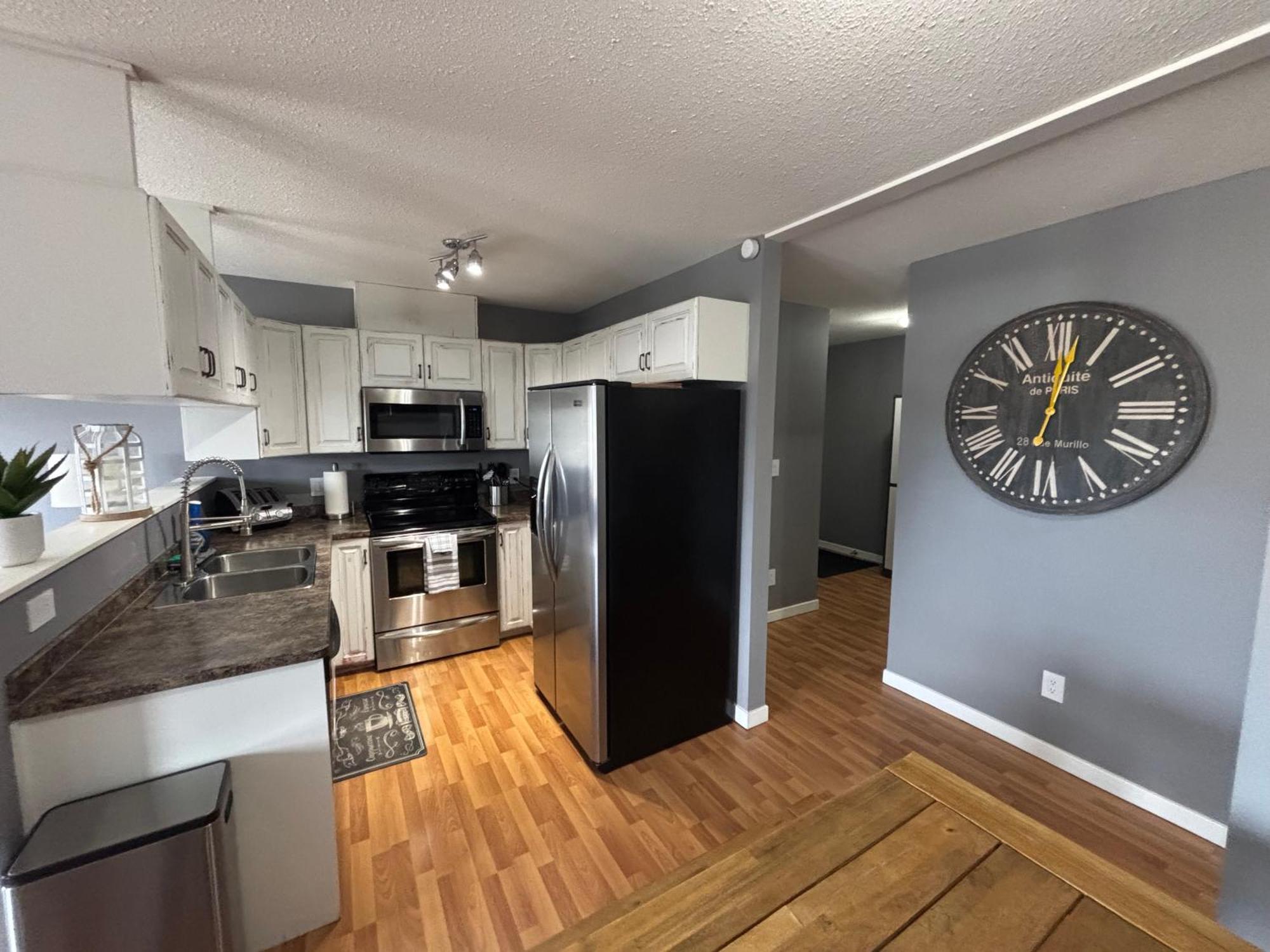 Top Floor Riverfront Condo With Stellar Sunsets! Fort Mcmurray Bagian luar foto